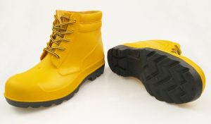 Short rubber safety-boot